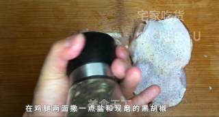 香煎无骨鸡腿，完美形状煎制，鸡皮酥脆，鸡肉滑嫩，孩子超爱吃。的做法步骤：5