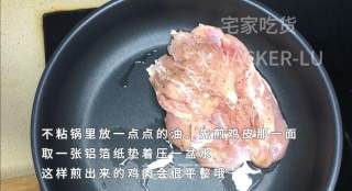 香煎无骨鸡腿，完美形状煎制，鸡皮酥脆，鸡肉滑嫩，孩子超爱吃。的做法步骤：6