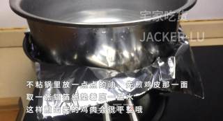 香煎无骨鸡腿，完美形状煎制，鸡皮酥脆，鸡肉滑嫩，孩子超爱吃。的做法步骤：7