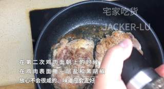 香煎无骨鸡腿，完美形状煎制，鸡皮酥脆，鸡肉滑嫩，孩子超爱吃。的做法步骤：9