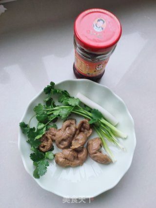 老干妈拌鸡胗的做法步骤：1