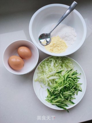 白菜黄瓜丝鸡蛋饼的做法步骤：1