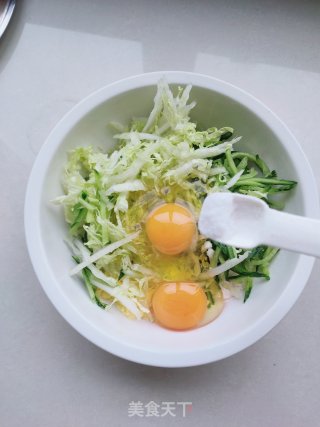 白菜黄瓜丝鸡蛋饼的做法步骤：3