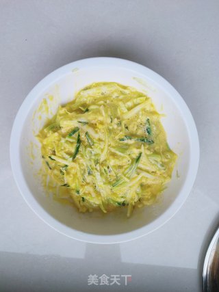 白菜黄瓜丝鸡蛋饼的做法步骤：4