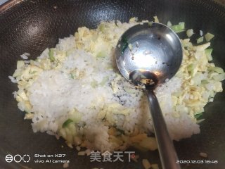 白菜鸡蛋炒饭的做法步骤：4