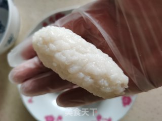 肉松饭团的做法步骤：4
