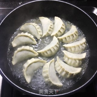 荠菜煎饺的做法步骤：9