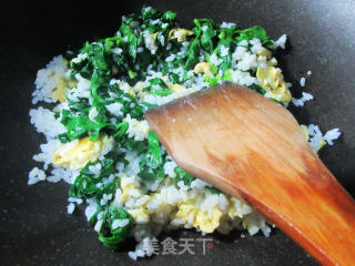 鸡蛋芹菜叶炒饭的做法步骤：4