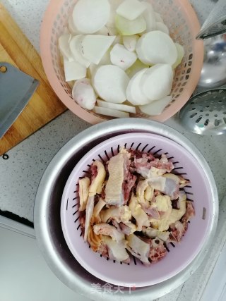 萝卜烧麻鸭的做法步骤：1