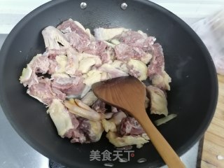 萝卜烧麻鸭的做法步骤：3