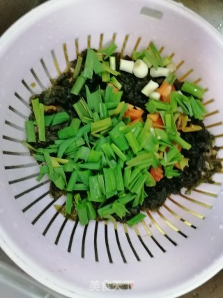 胡萝卜炒地耳的做法步骤：2