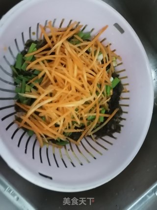 胡萝卜炒地耳的做法步骤：3