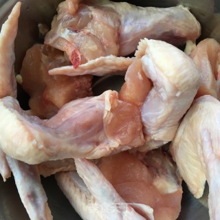 红酒炖鸡翅的做法步骤：1