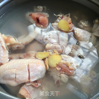 红酒炖鸡翅的做法步骤：4