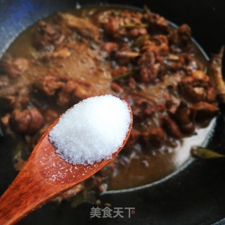 红酒炖鸡翅的做法步骤：11