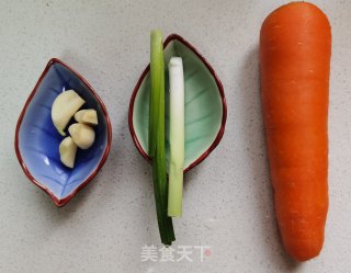 蒸胡萝卜丝的做法步骤：1