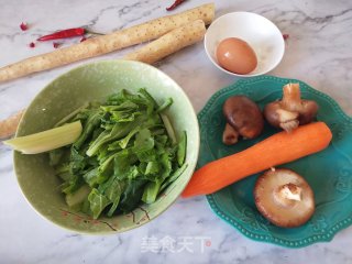 山药香菇鸡蛋蔬菜汤的做法步骤：1