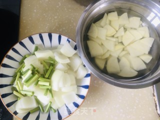 剁椒土豆片炒洋葱的做法步骤：1