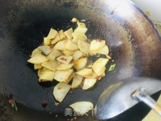 剁椒土豆片炒洋葱的做法步骤：4