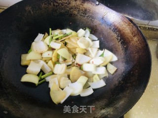 剁椒土豆片炒洋葱的做法步骤：5