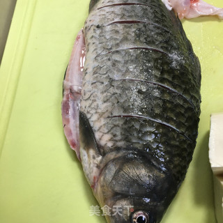 豆腐炖鲫鱼汤的做法步骤：1