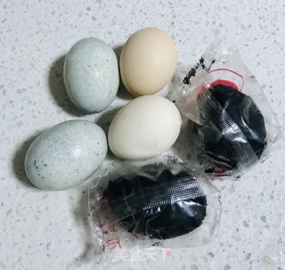 三色蒸蛋的做法步骤：1