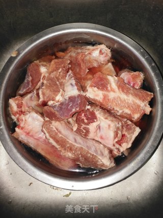 酸菜豆泡炖排骨的做法步骤：2