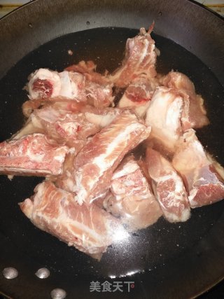 酸菜豆泡炖排骨的做法步骤：3
