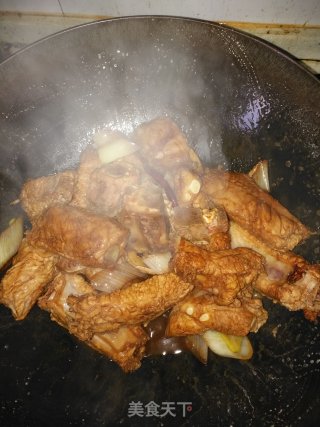 酸菜豆泡炖排骨的做法步骤：7