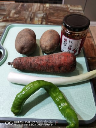 好吃的炝拌菜&土豆胡萝卜炝双丝的做法步骤：1