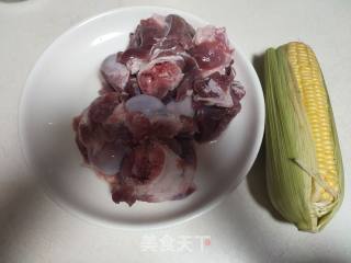 玉米炖筒骨的做法步骤：1