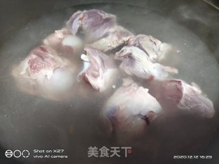 玉米炖筒骨的做法步骤：2