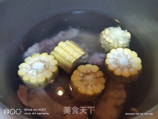 玉米炖筒骨的做法步骤：4