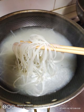 牛肉丸子煮米粉的做法步骤：2