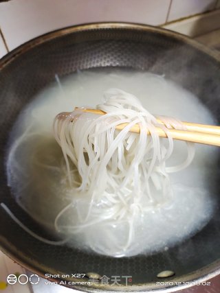 牛肉丸子煮米粉的做法步骤：3