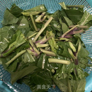 芥蓝炒鱼干的做法步骤：1