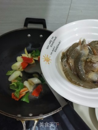 柠檬炖虾煲的做法步骤：3