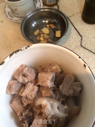 烧排骨猪脚的做法步骤：1
