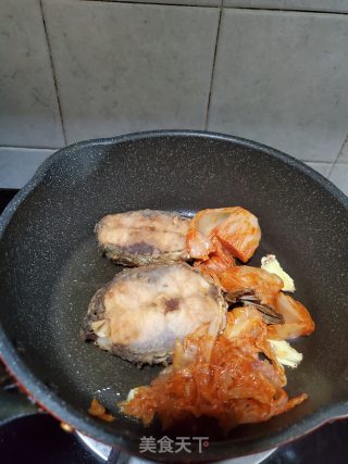 辣白菜炖鱼块的做法步骤：3
