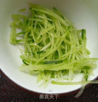 “萝卜”豆腐虾皮拌水果萝卜的做法步骤：2