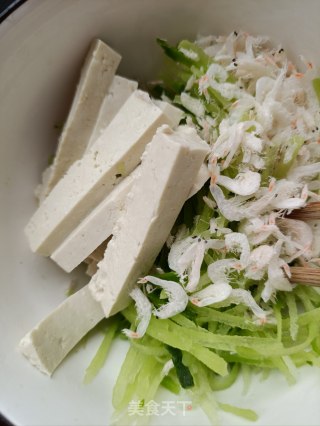 “萝卜”豆腐虾皮拌水果萝卜的做法步骤：5