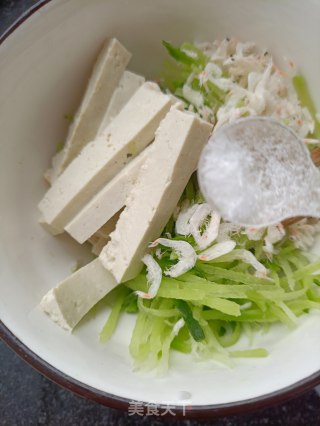 “萝卜”豆腐虾皮拌水果萝卜的做法步骤：6