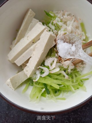“萝卜”豆腐虾皮拌水果萝卜的做法步骤：7