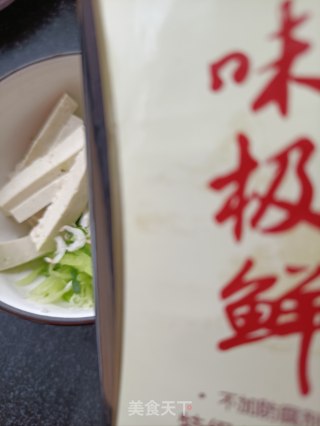 “萝卜”豆腐虾皮拌水果萝卜的做法步骤：8