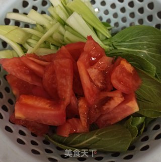 青菜西红柿荷包蛋汤面的做法步骤：1