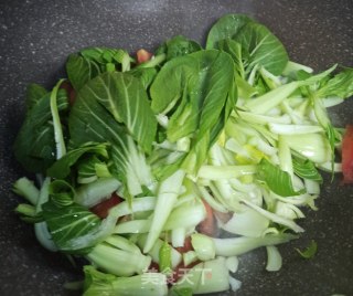 青菜西红柿荷包蛋汤面的做法步骤：3