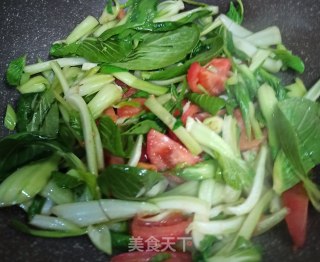 青菜西红柿荷包蛋汤面的做法步骤：4
