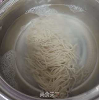 青菜西红柿荷包蛋汤面的做法步骤：6
