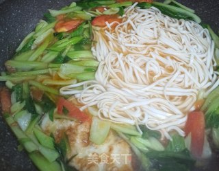 青菜西红柿荷包蛋汤面的做法步骤：7