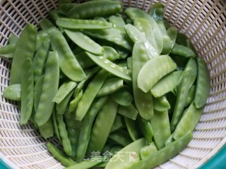 腊肠炒荷兰豆的做法步骤：2